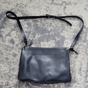 Sleek Black Leather Crossbody Bag with Adjustable Strap